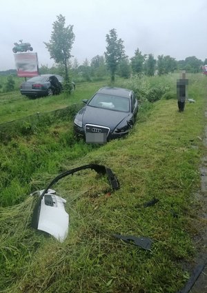 Uszkodzony pojazd w m. Runowo na DW 513