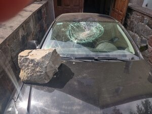 uszkodzony pojazd, rozbita szyba przednia a na pojeździe suporeks