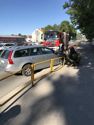 Pojazd osobowy, który wjechał przodem w barierki dalej wóz strażacki