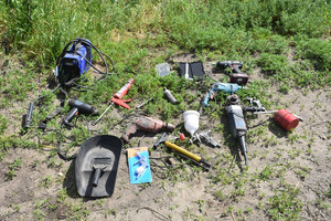 skradzione elektronarzędzia leżące na ziemi