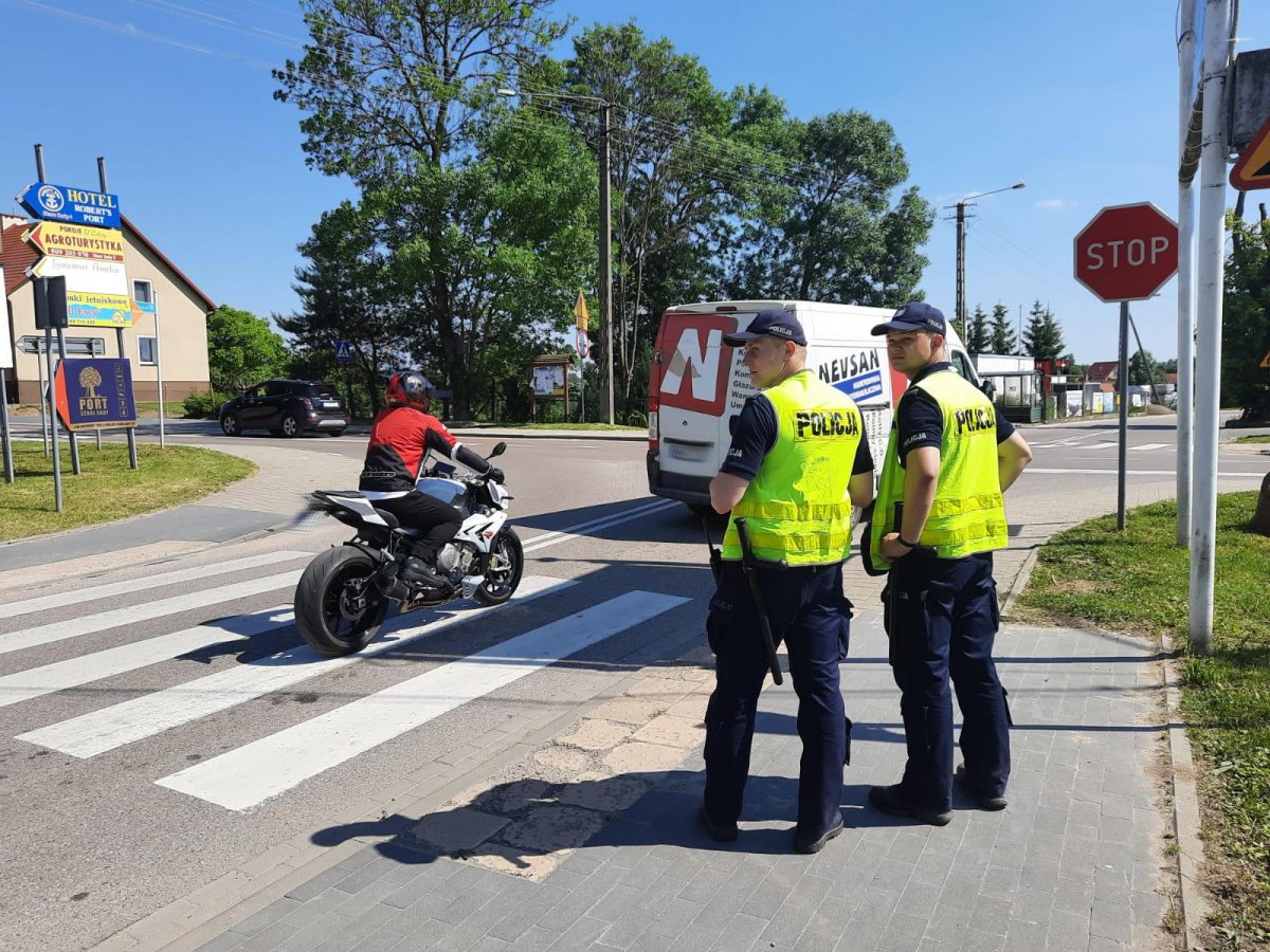 Policjanci dbający o bezpieczeństwo podczas pierwszego dnia Rajdu Polski