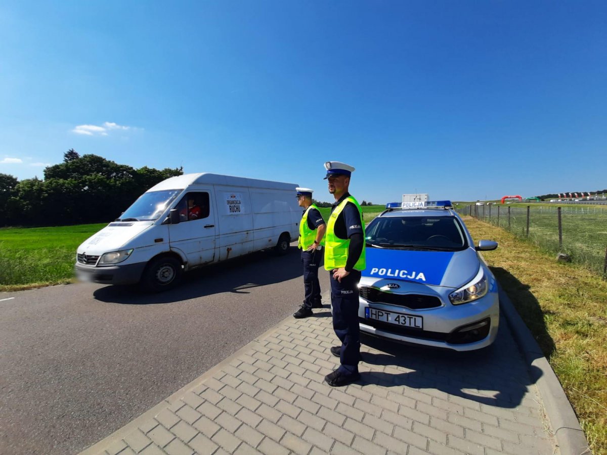 Policjanci dbający o bezpieczeństwo podczas pierwszego dnia Rajdu Polski