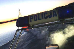 Policyjna łódź płynąca po jeziorze