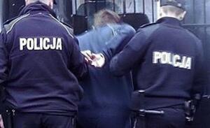 Policjanci prowadzą zatrzymanego mężczyznę