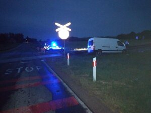 przejazd kolejowy i rozbity pojazd dostawczy dalej radiowóz na sygnałach świetlnych