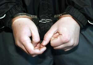 Kajdanki założone na ręce