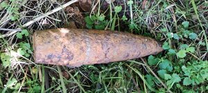 pocisk artyleryjski w ziemi