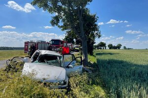 Rozbity samochód na poboczu drogi na miejscu zdarzenia