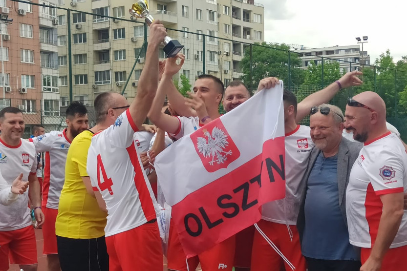 Polska drużyna po otrzymaniu pucharu za II miejsce