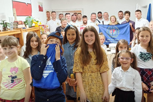 Dzieci z polskiej szkoły i polska drużyna IPA podczas spotkania w szkole