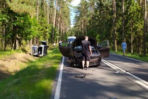 Uszkodzone pojazdy na miejscu zdarzenia