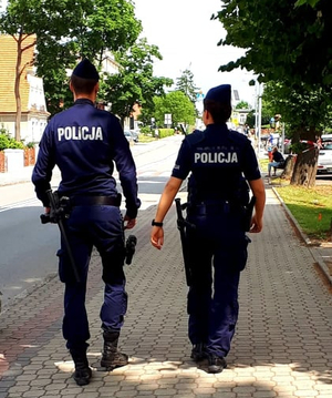 dwóch policjantów patrolujący ulice
