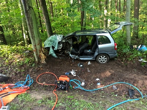 Rozbite auto na poboczu drogi