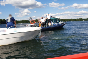 Policyjni wodniacy na łodzi podczas interwencji na jez. Ukiel