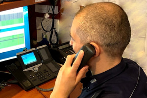 Oficer dyżurny rozmawia przez telefon