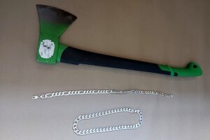Siekiera służąca do włamania i odzyskane łańcuszki