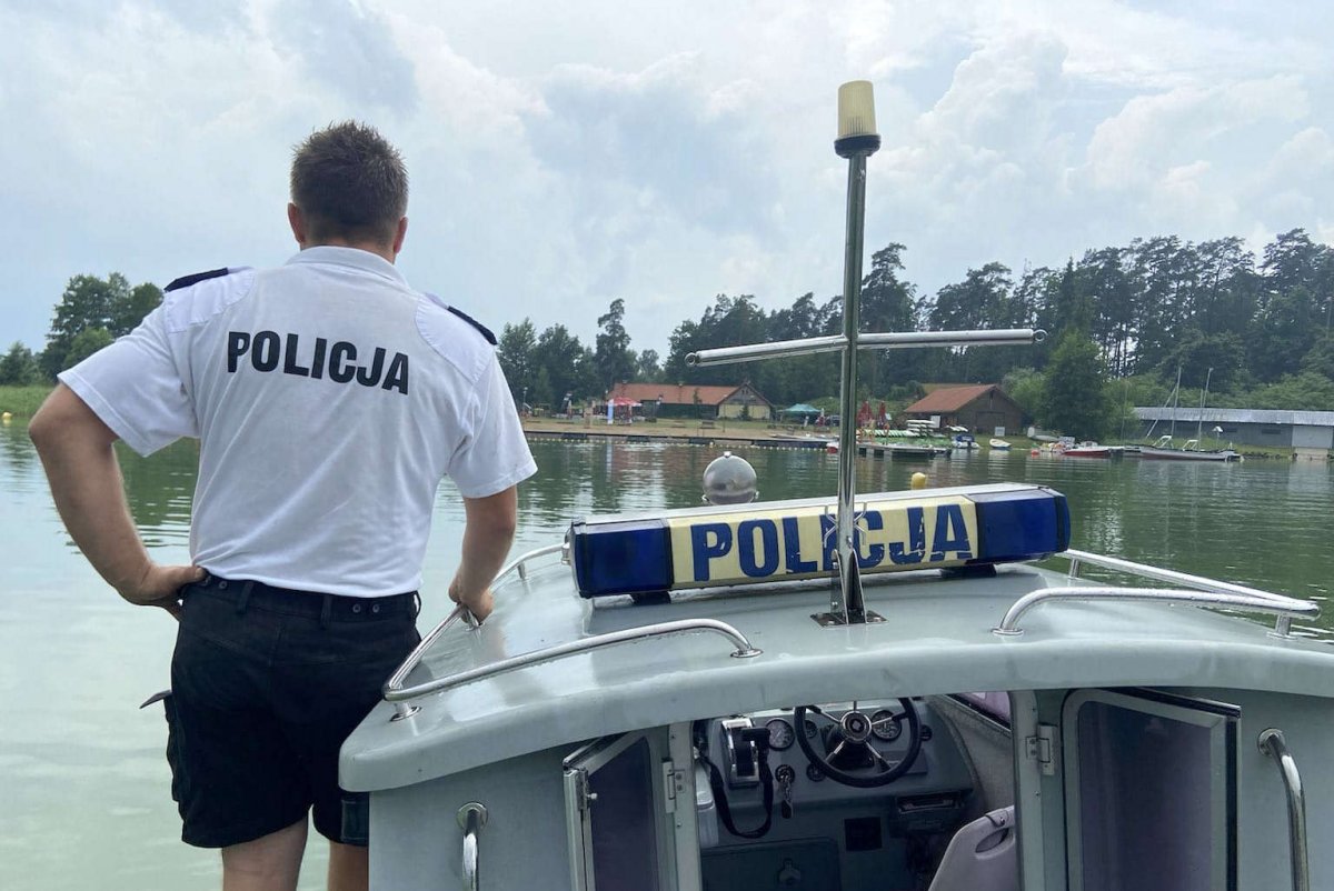 Policjant podczas służby na łodzi