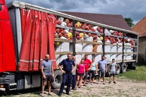 Korki w workach ładowane do ciężarówek
