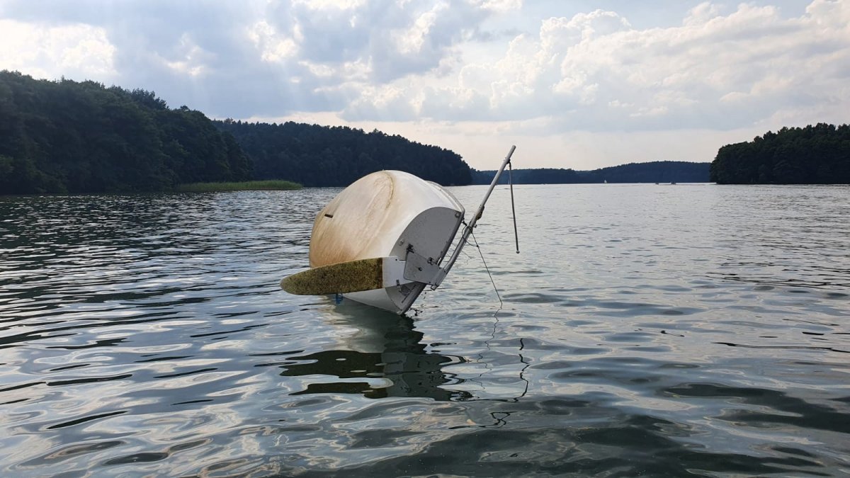 wywrócona łódź