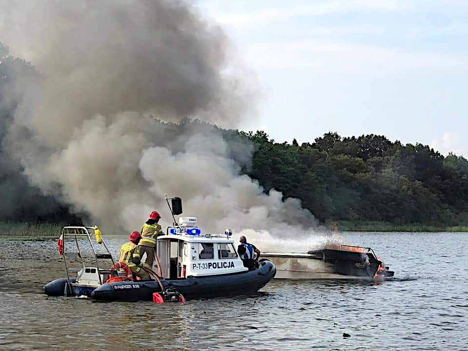 spalona łódź oraz służby w akcji gaszenia
