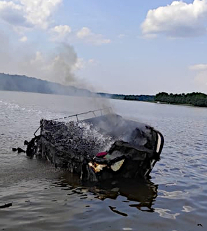 spalona łódź oraz służby w akcji gaszenia