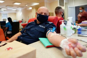 podinsp. Sławomir Koniuszy podczas poboru krwi