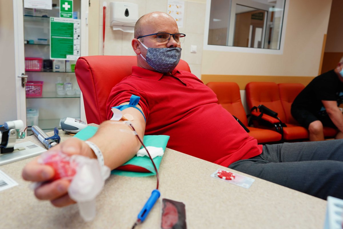 Uczestnik akcji krwiodawstwa podczas poboru krwi
