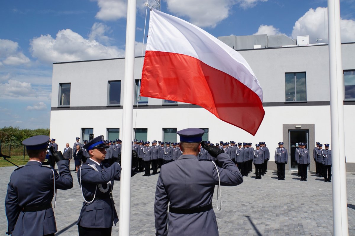 Poczet flagowy przy maszcie z flagą