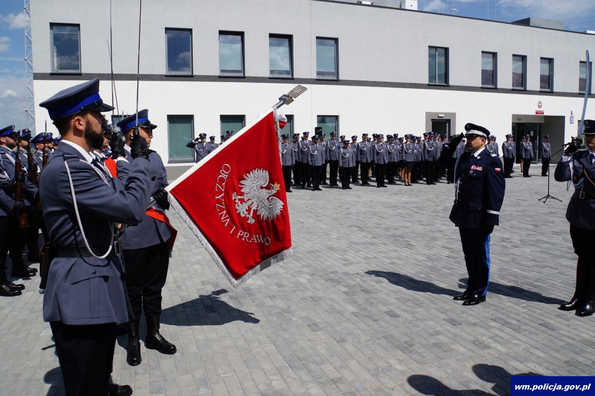 Życzenia Komendanta Wojewódzkiego Policji w Olsztynie wita się ze sztandarem na placu przed budynkiem komendy