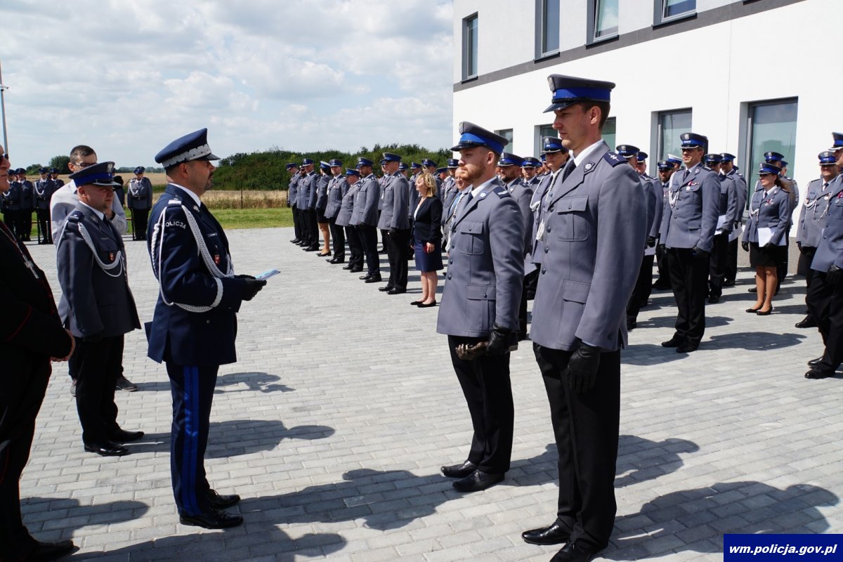 Komendant Wojewódzki Policji w Olsztynie i Przewodniczący WM NSZZP wręczają statuetkę wyróżnionym policjantom