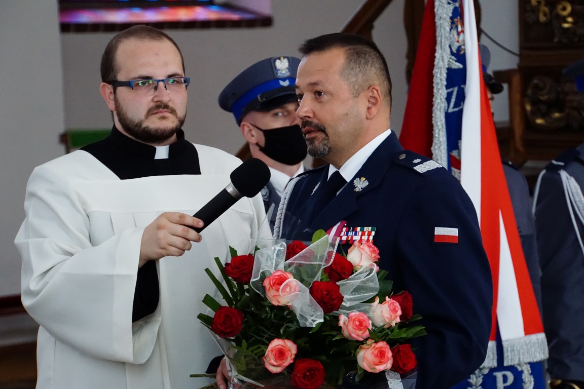 nadinsp. Tomasz Klimek wręcza kwiaty w kościele