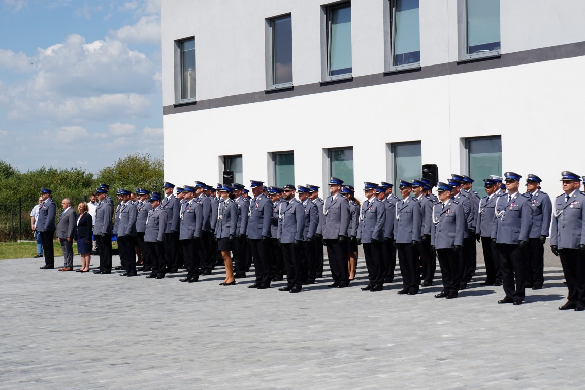 Uczestnicy uroczystej zbiórki przed budynkiem komendy