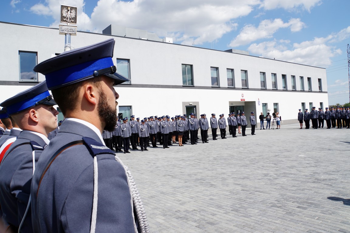 Uczestnicy uroczystej zbiórki przed budynkiem komendy