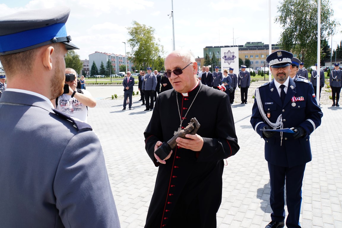 ks. abp. dr Józef Górzyński wręcza statuetkę &quot;Servire Auso&quot;