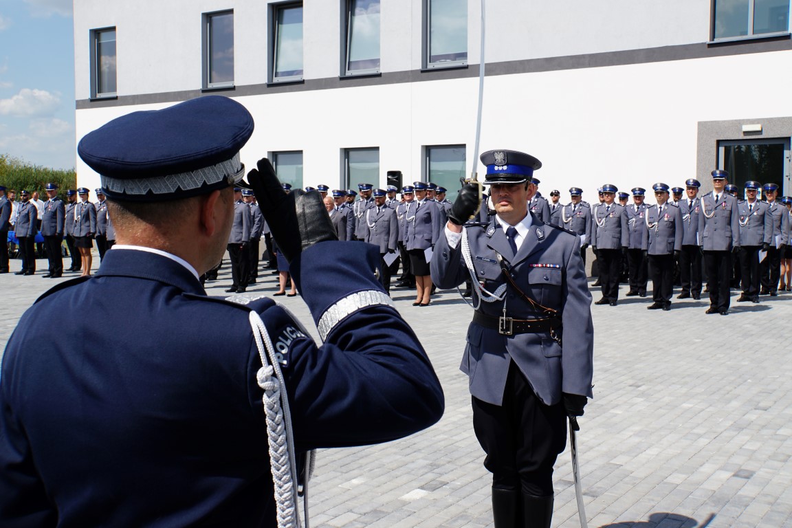 Dowódca uroczystości składa meldunek