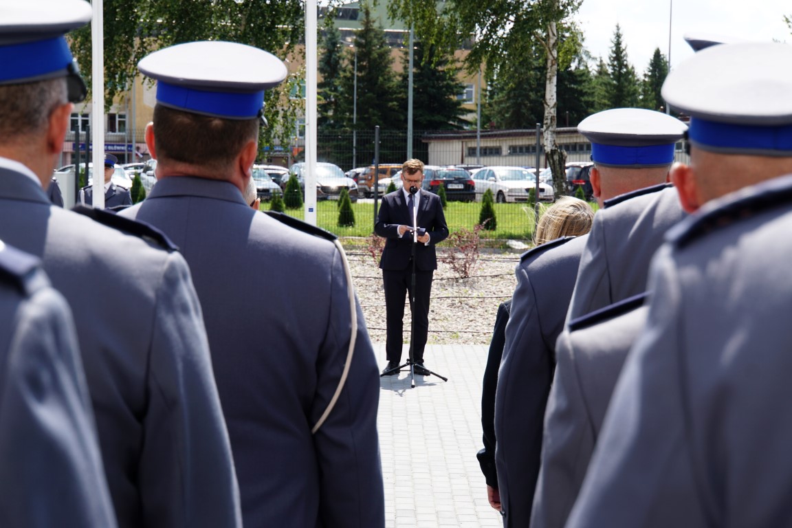Wojewoda Warmińsko-Mazurski Artur Chojecki przed policjantami