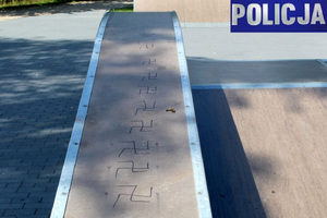 Rampa, na której nastolatek umieścił symbole przypominające swastyki