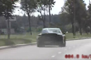 Zrzut ekranu z wideorejestratora. Auto podczas jazdy