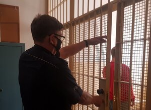 osoba poszukiwana za kratami