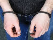 kajdanki założone na ręce