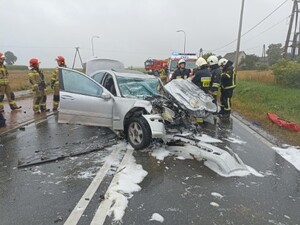 Na drodze rozbite auto przy nim strażacy