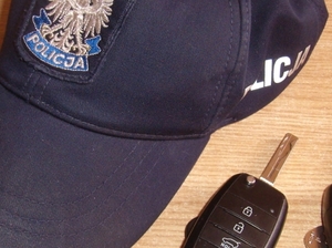 Policyjna czapka i kluczyk do samochodu