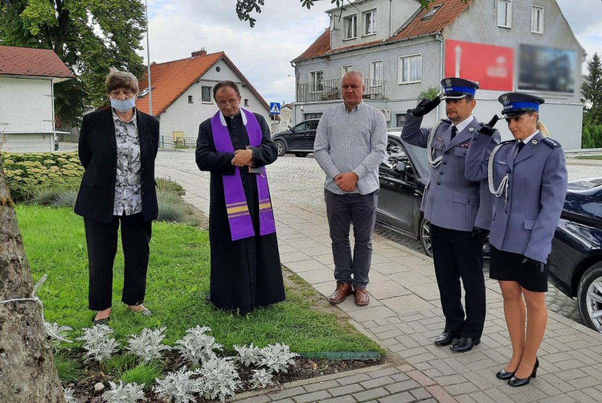 Osoby zgromadzone przy pamiątkowym kamieniu