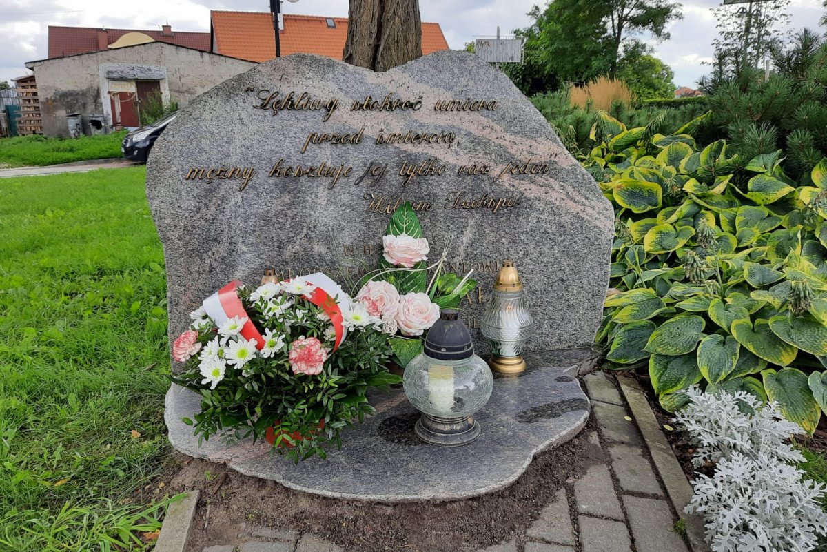 Pamiątkowy kamień w Mikołajkach