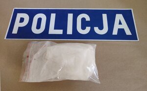 biały proszek w woreczku