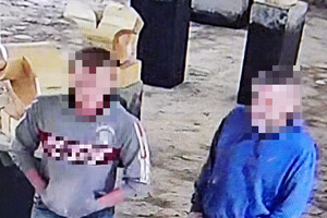 Podejrzani mężczyźni uchwyceni przez kamerę monitoringu