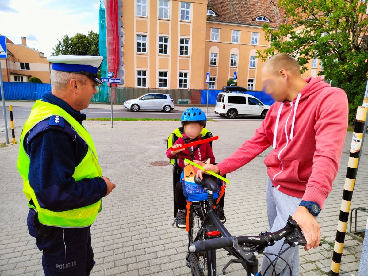 Policjant podczas kontroli drogowej rowerzysty w Węgorzewie