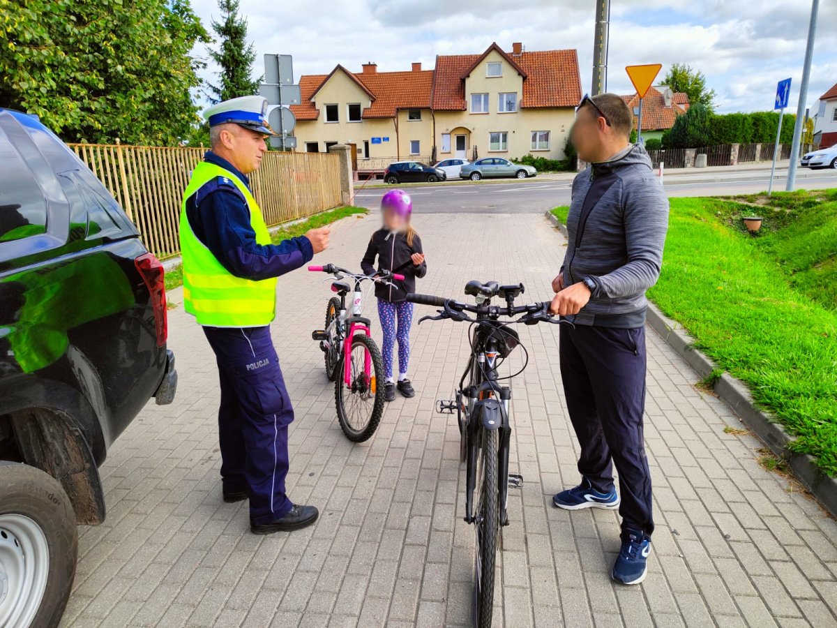 Policjant podczas kontroli drogowej rowerzysty w Węgorzewie