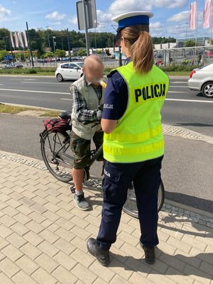 Policjant podczas kontroli drogowej rowerzysty w Olsztynie