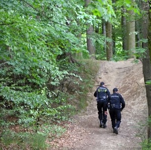 policjanci podczas poszukiwań
